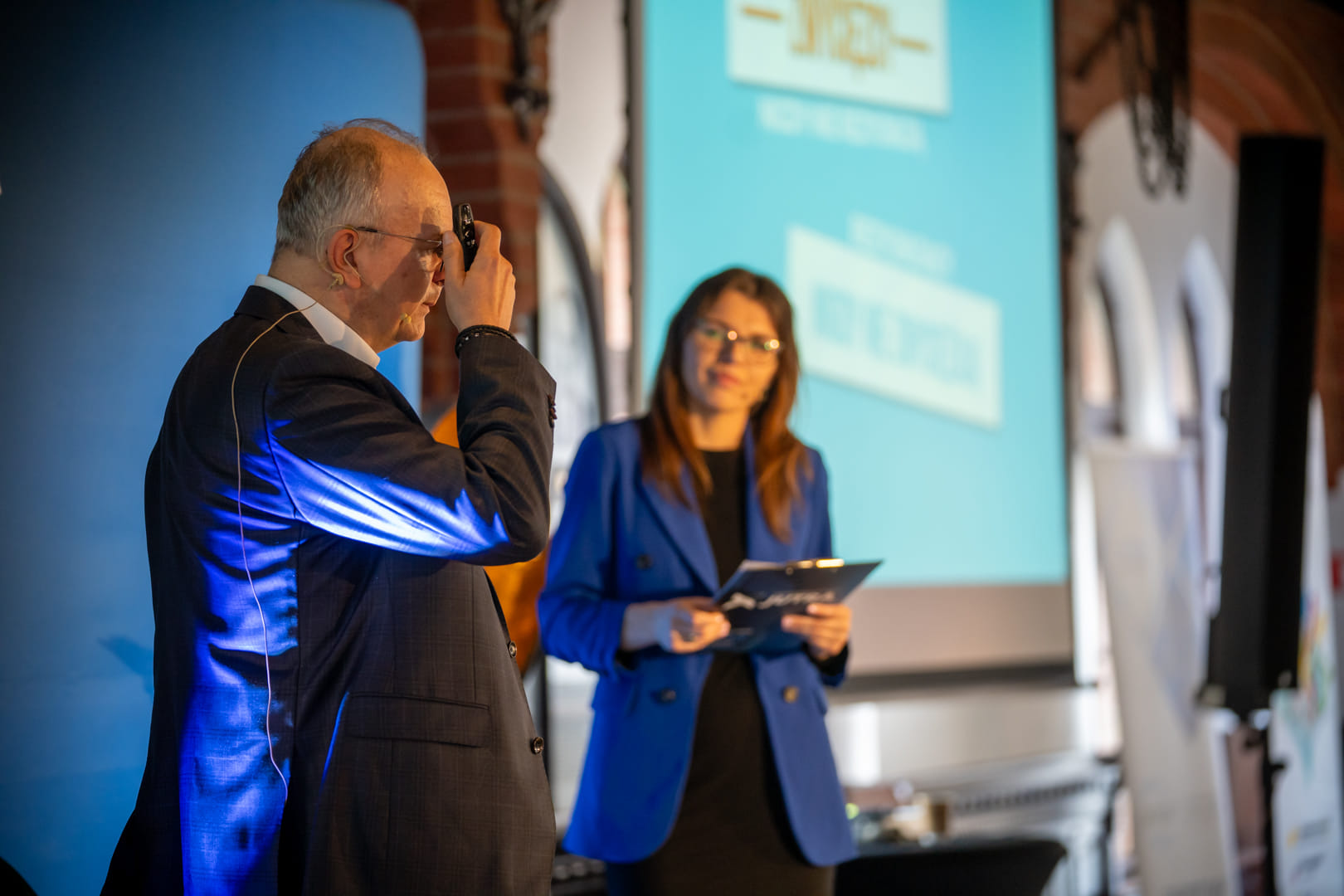 dwie osoby podczas konferencji, Alicja Ossowska i Jacek Walkiewicz